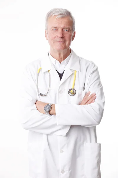 Doctor standing with his arms crossed — Stockfoto