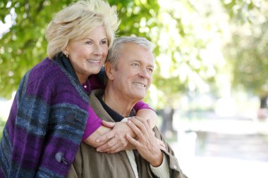 kameraya gülümseyen Çift