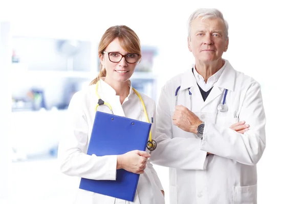 Médico femenino y médico especialista sénior — Foto de Stock