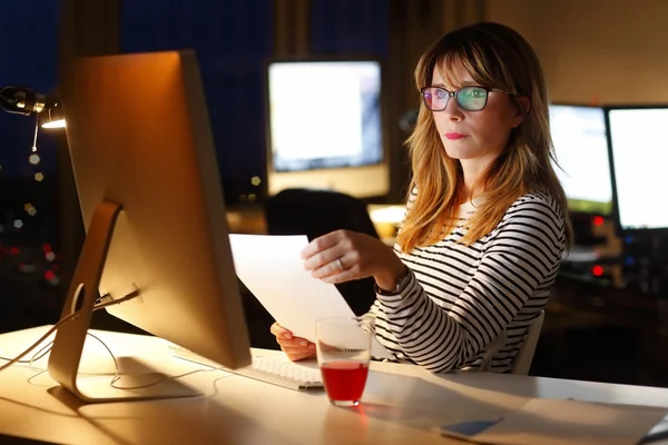 Empresaria trabajando hasta tarde — Foto de Stock