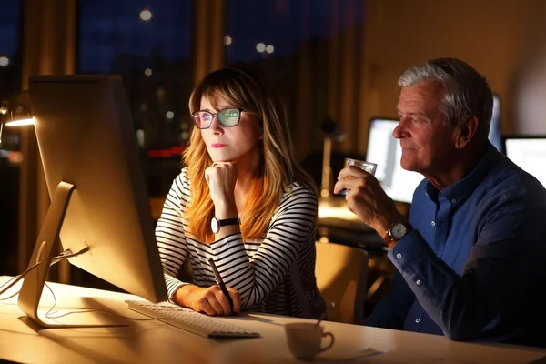 Director drinking coffee and consulting — Stockfoto