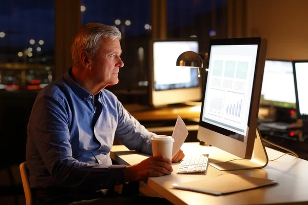 Hombre de negocios que trabaja en plan financiero — Foto de Stock