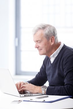 ofiste oturan işadamı