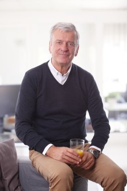 İşyerinde oturan ajans sahibi