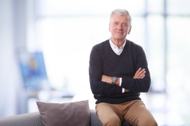 yaratıcı yönetmen oturan