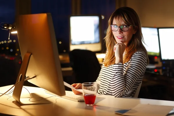 Imprenditrice seduta alla scrivania e al lavoro — Foto Stock