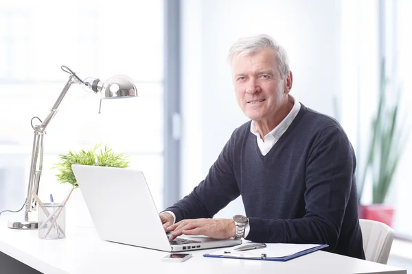 Affärsman som använder en bärbar dator — Stockfoto