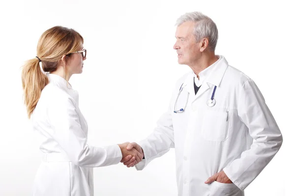 Médicos dándose la mano . — Foto de Stock