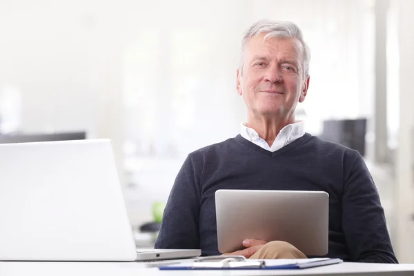 Uomo in possesso di tablet digitale — Foto Stock