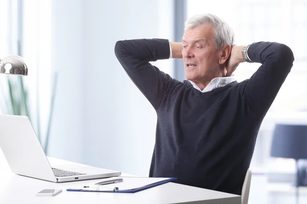 Businessman sitting   in front of laptop — Stock Photo, Image