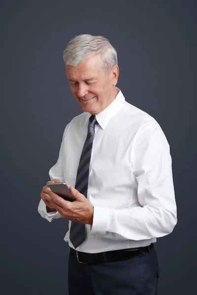 Δικηγόρος χρησιμοποιώντας το κινητό του τηλέφωνο. — Φωτογραφία Αρχείου