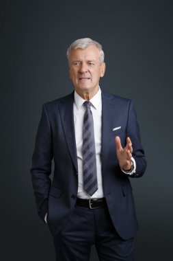 profesyonel adam ayakta