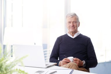 Ofiste oturan iş adamı