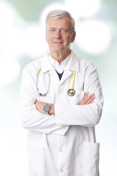 Starszy lekarz stojący — Zdjęcie stockowe