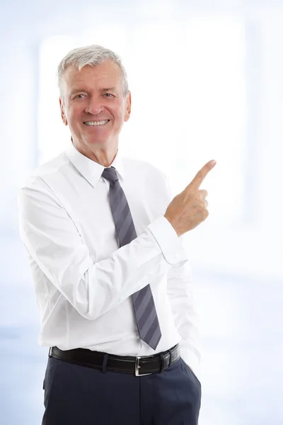 Mann zeigt etwas mit dem Finger. — Stockfoto