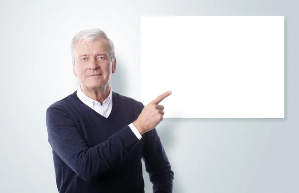 Casual old businessman standing — Stockfoto