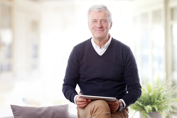 Man met digitale tablet — Stockfoto