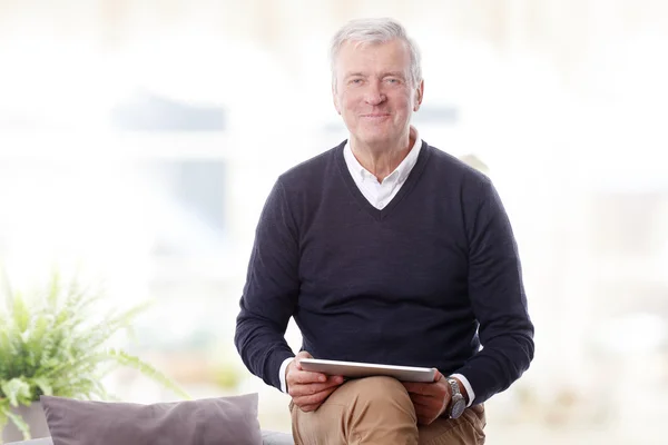 Man sitting at home and working — Stock Photo, Image