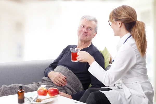 Frau mit Tasse Tee. — Stockfoto