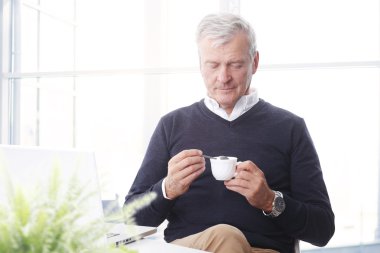 İş adamı kahve içiyor.