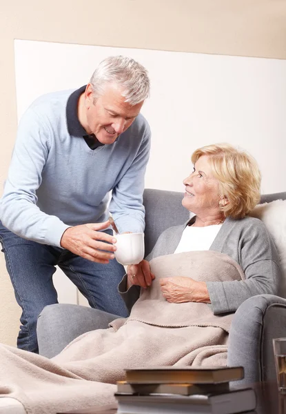 Hombre sosteniendo en la mano un vaso — Foto de Stock