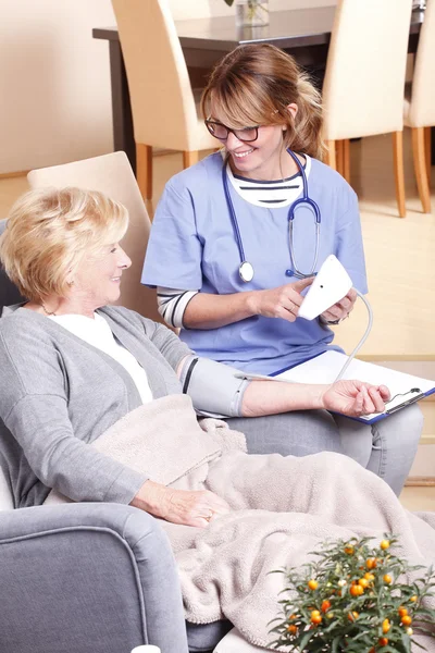 Oudere vrouw zit thuis — Stockfoto