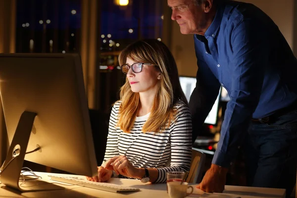 Equipo de negocios trabajando hasta tarde — Foto de Stock