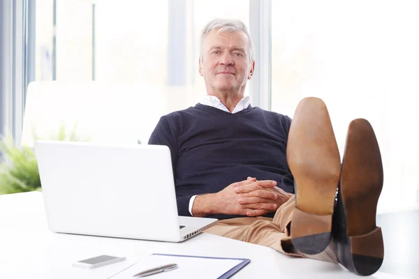 Empresario sentado en el lugar de trabajo —  Fotos de Stock