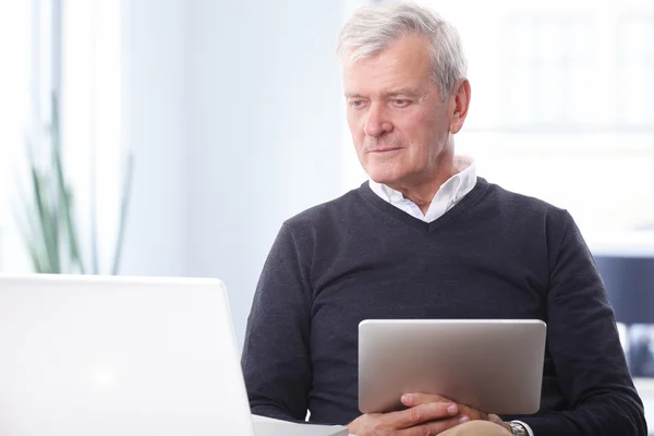 Uomo d'affari che lavora su laptop — Foto Stock