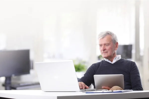 Man touching keyboard — Stockfoto