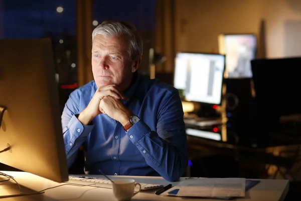 Businessman sitting in front of computer — Stock Photo, Image