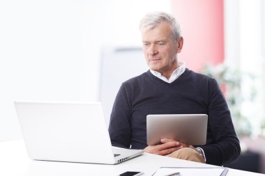 Dizüstü bilgisayarda çalışan iş adamı