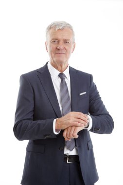 İş adamı saati kontrol ediyor