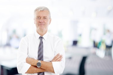 silah ile ayakta satış kişi geçti