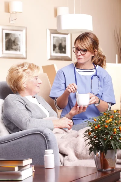 Enfermera sosteniendo en la mano una taza — Foto de Stock