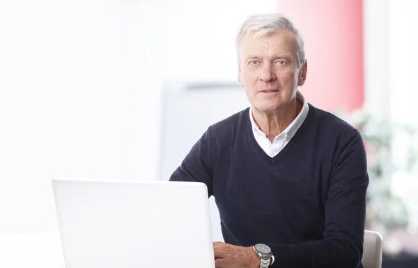 Homem profissional sênior trabalhando — Fotografia de Stock