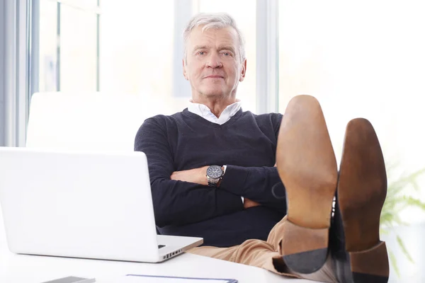 Uomo d'affari seduto sul posto di lavoro — Foto Stock