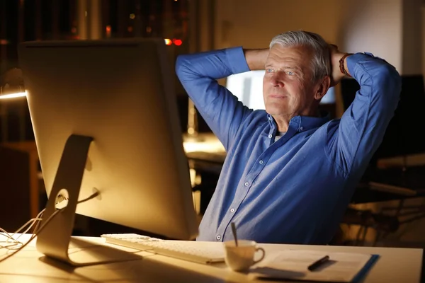 Businessman sitting in front of computer — Stock Photo, Image