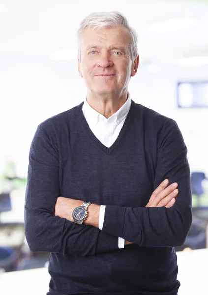 Man standing with arms crossed — Stock Photo, Image