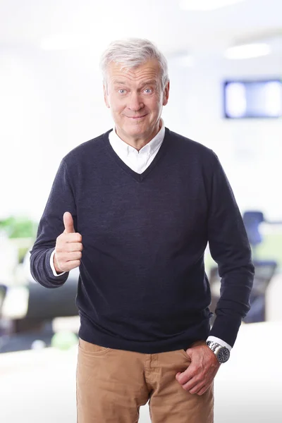 Homem mostrando tumb up . — Fotografia de Stock