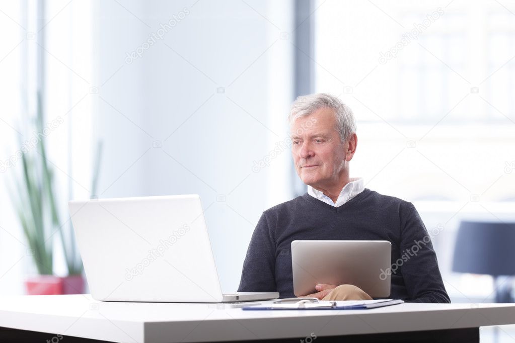 бизнесмен в возрасте. дедушка бизнесмен. бизнесмены пенсионеры. бизнесмены пенсионеры. бизнесмены пенсионеры.