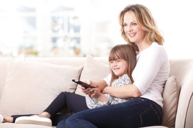 Anne ve kızı tv izleme