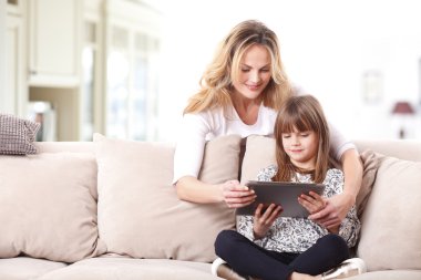 Anne ve kızı tablet kullanıyor..