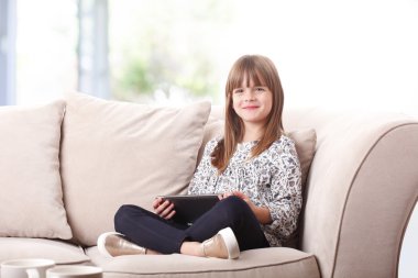 küçük kız holding tablet
