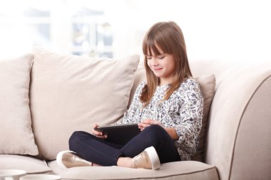 kız evde dijital tablet kullanma