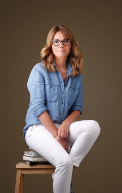 kadın mavi tişört giyiyor