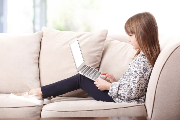 Schattig meisje met laptop — Stockfoto