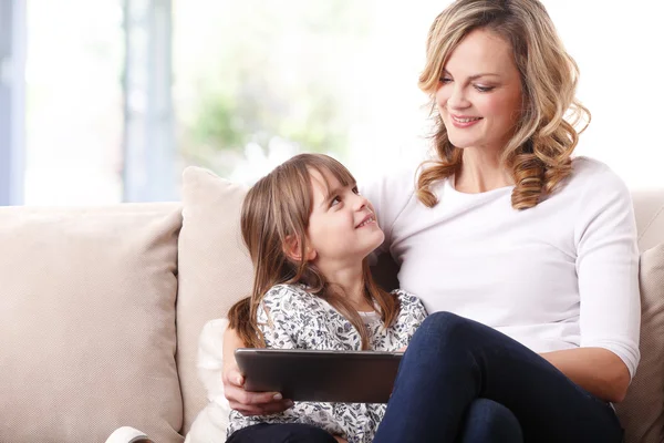 Mutter und Tochter mit digitalem Tablet. — Stockfoto