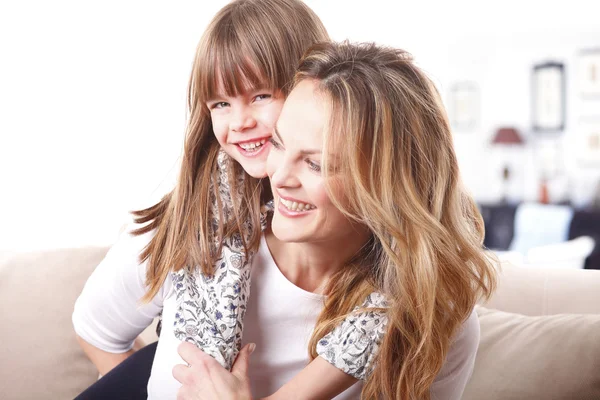 Menina e sua mãe abraçando — Fotografia de Stock