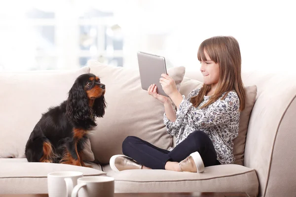 Ragazza in possesso di un tablet digitale — Foto Stock